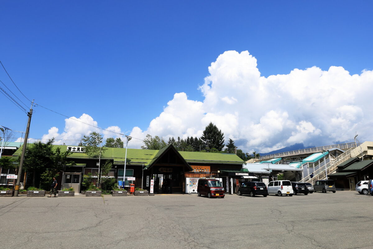 夏雲が湧く富士見駅