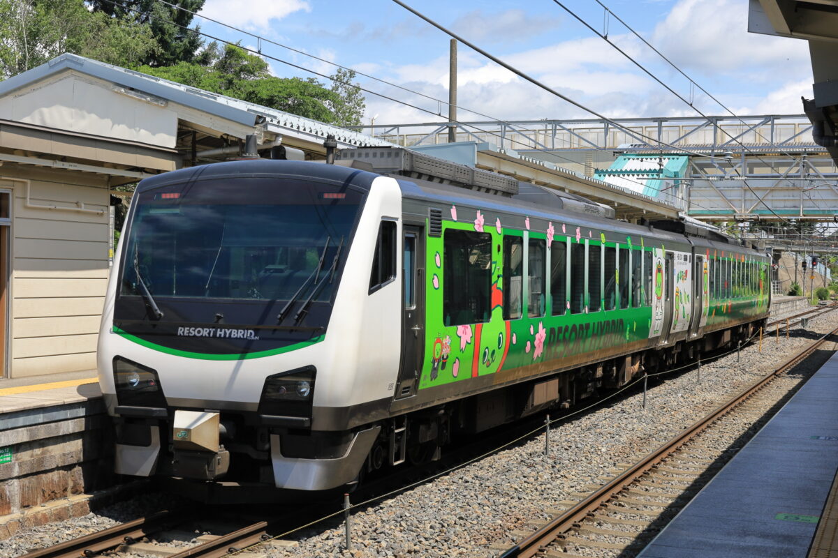 富士見駅に停車中の「リゾートビュー諏訪湖」