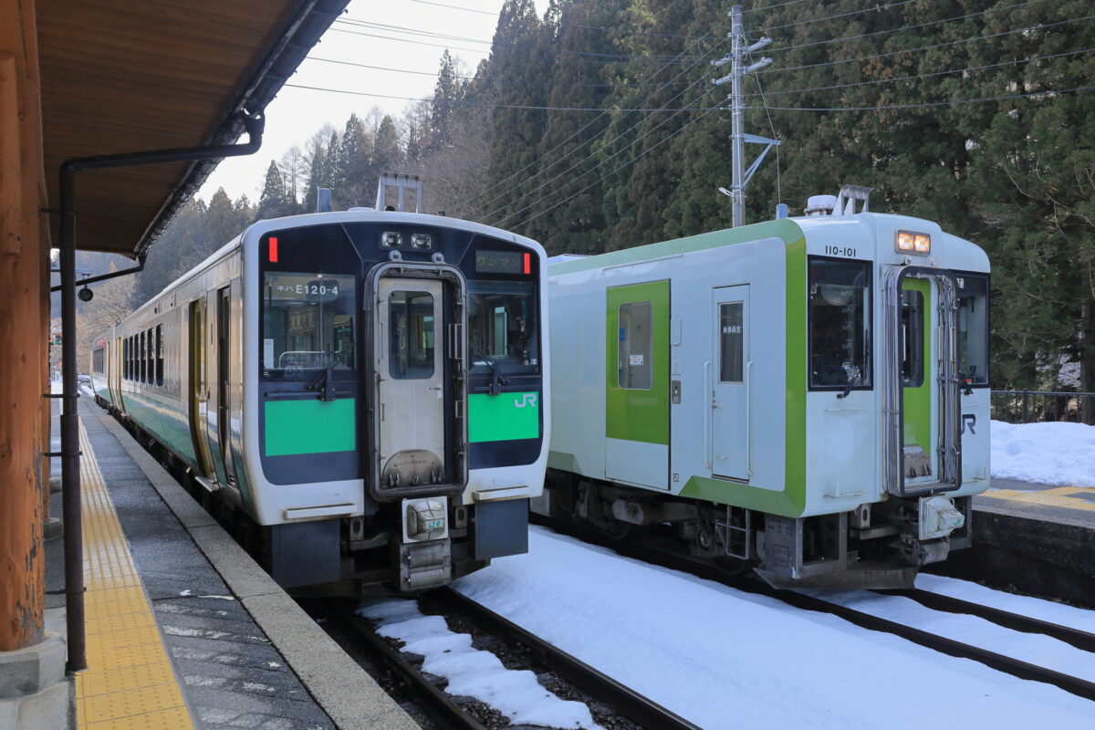 会津宮下駅で対向列車と行き違い