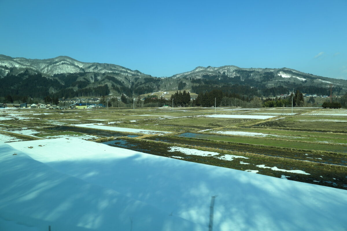 只見川と別れ里山の風景が続く只見線