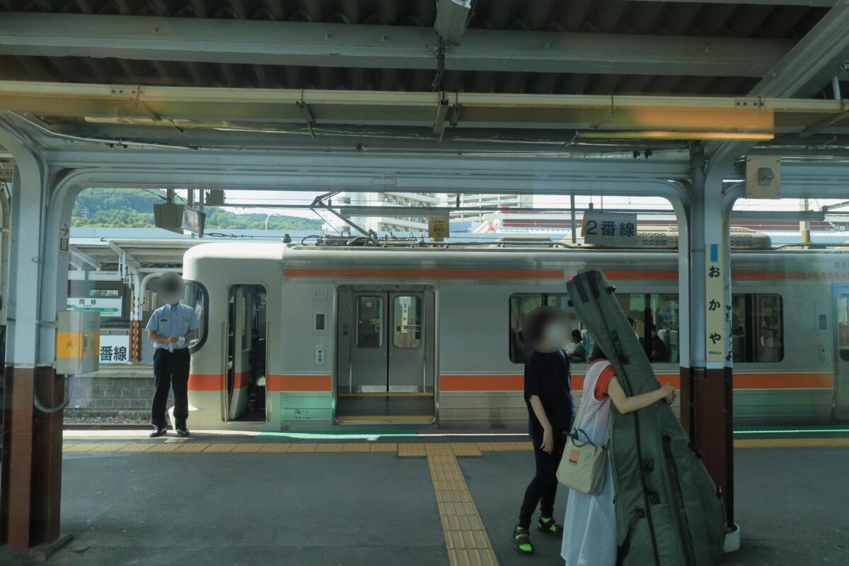 JR東海の車両が停車している岡谷駅