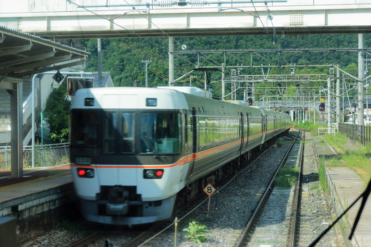 明科駅で「リゾートビュー諏訪湖」を追い越していく特急しなの