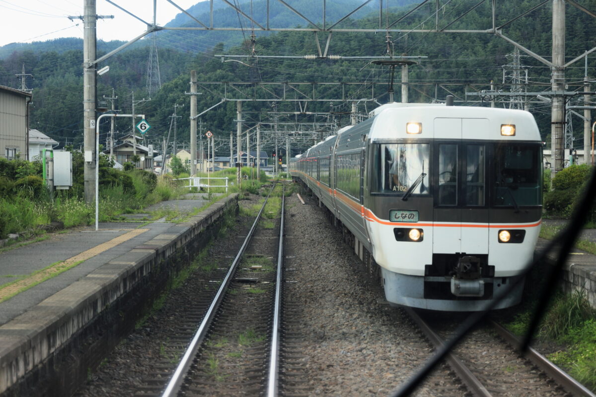 西条駅を通過する特急しなの18号