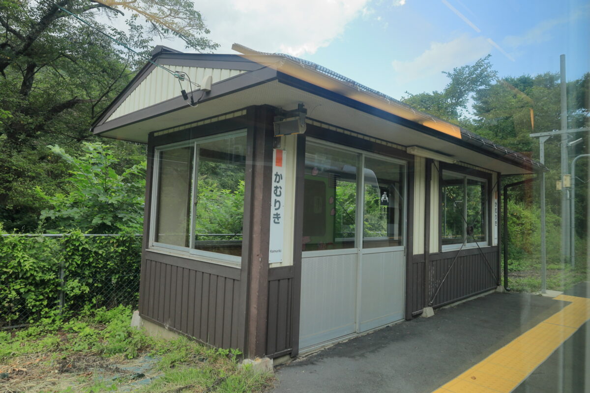 冠着駅で普通列車と行き違いのために運転停車