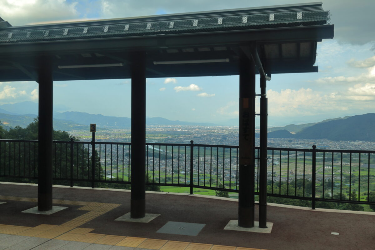 姨捨駅に停車中の「リゾートビュー諏訪湖」から眺める善光寺平の景色