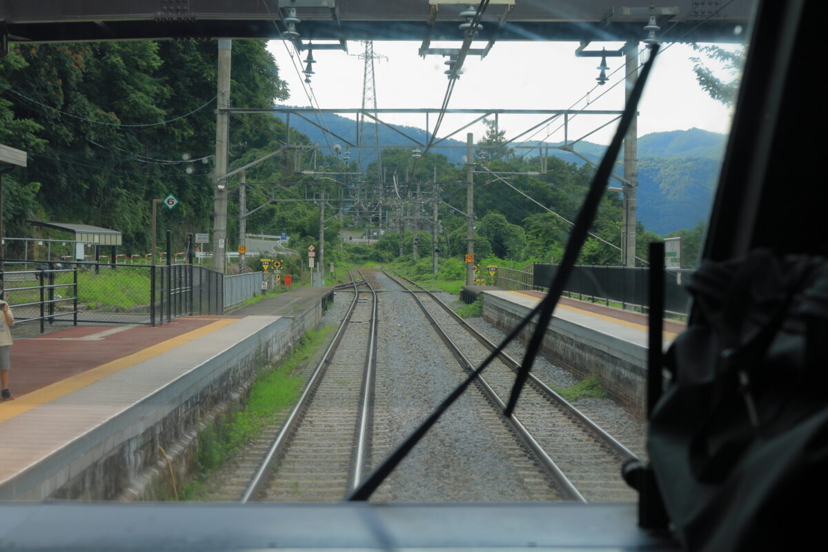 姨捨駅発車後にバックする「リゾートビュー諏訪湖」