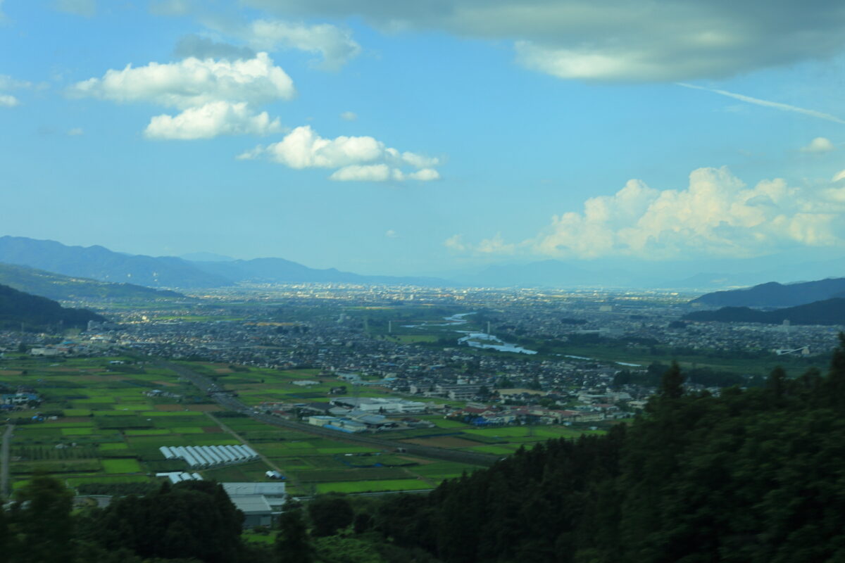日本三大車窓の一つ、姨捨駅付近から眺める善光寺平の景色