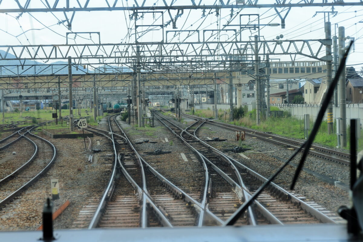 複雑なポイントをゆっくり渡って篠ノ井駅に入る「リゾートビュー諏訪湖」