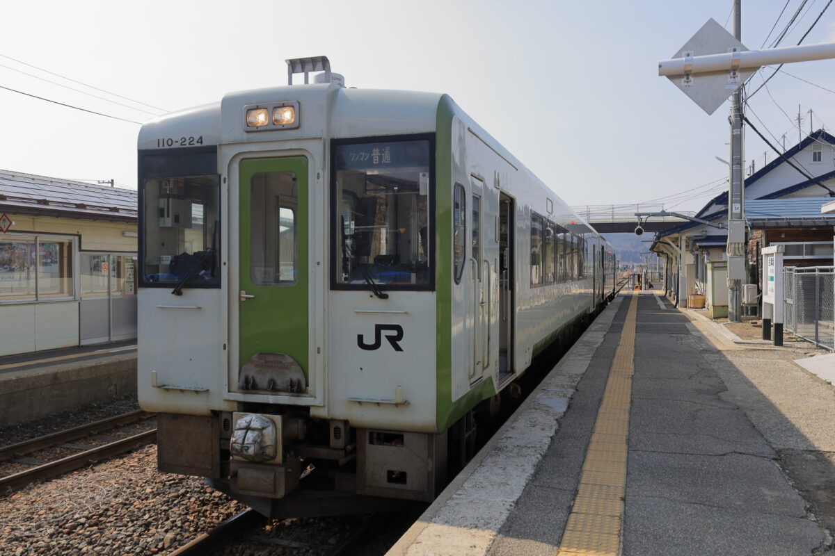 会津坂下駅で対向列車と行き違いのために停車中の只見線の普通列車