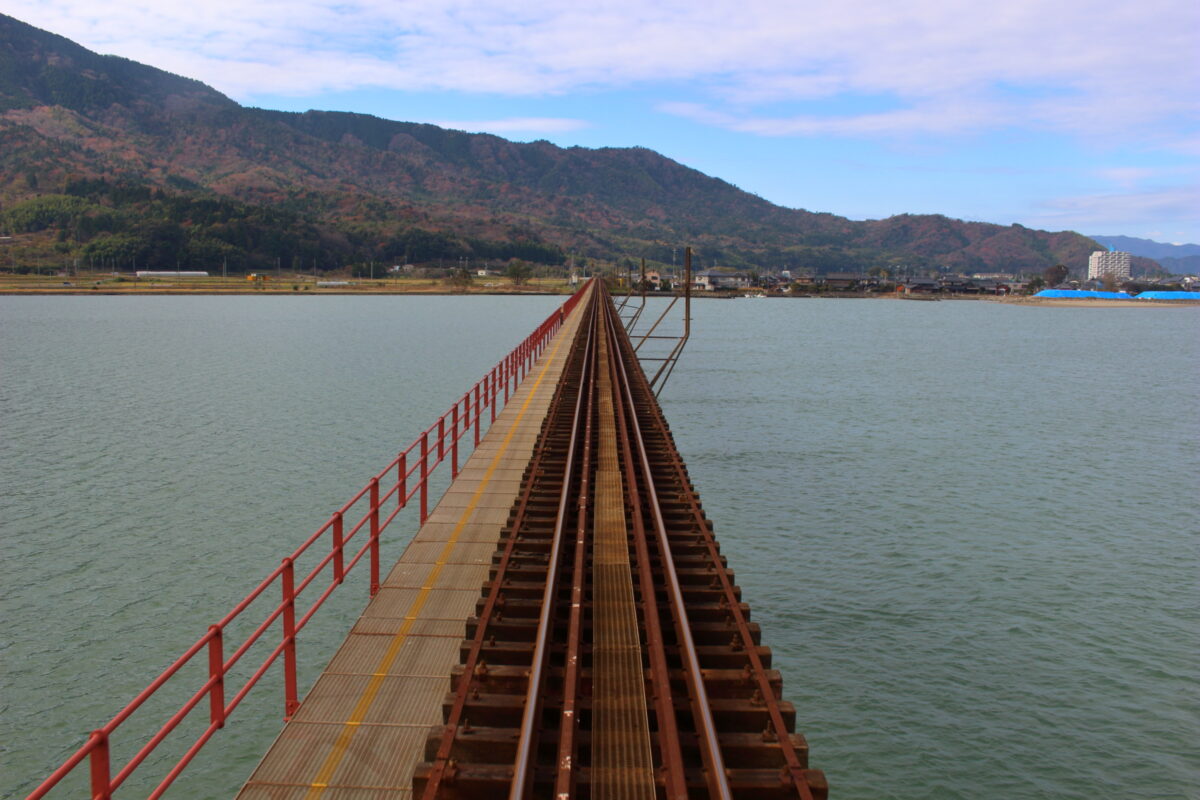 「丹後あかまつ号」の最後尾から眺めた由良川橋梁