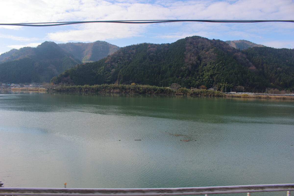 「丹後あかまつ号」から眺める由良川の車窓
