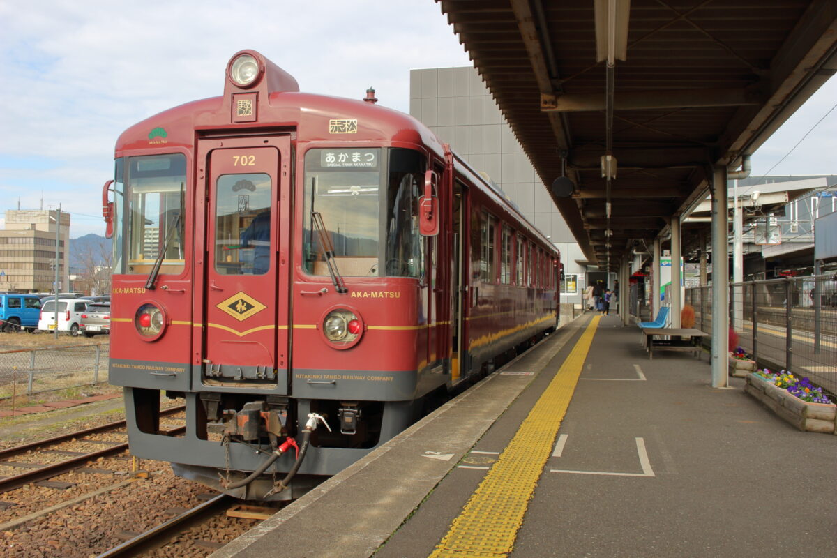 終点の西舞鶴駅に到着した「丹後あかまつ２号」