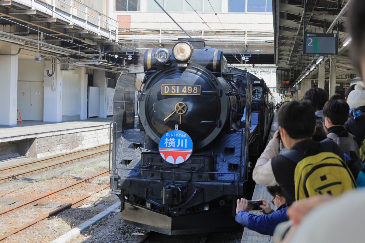 高崎駅で発車を待つ「ELレトロぐんま横川」