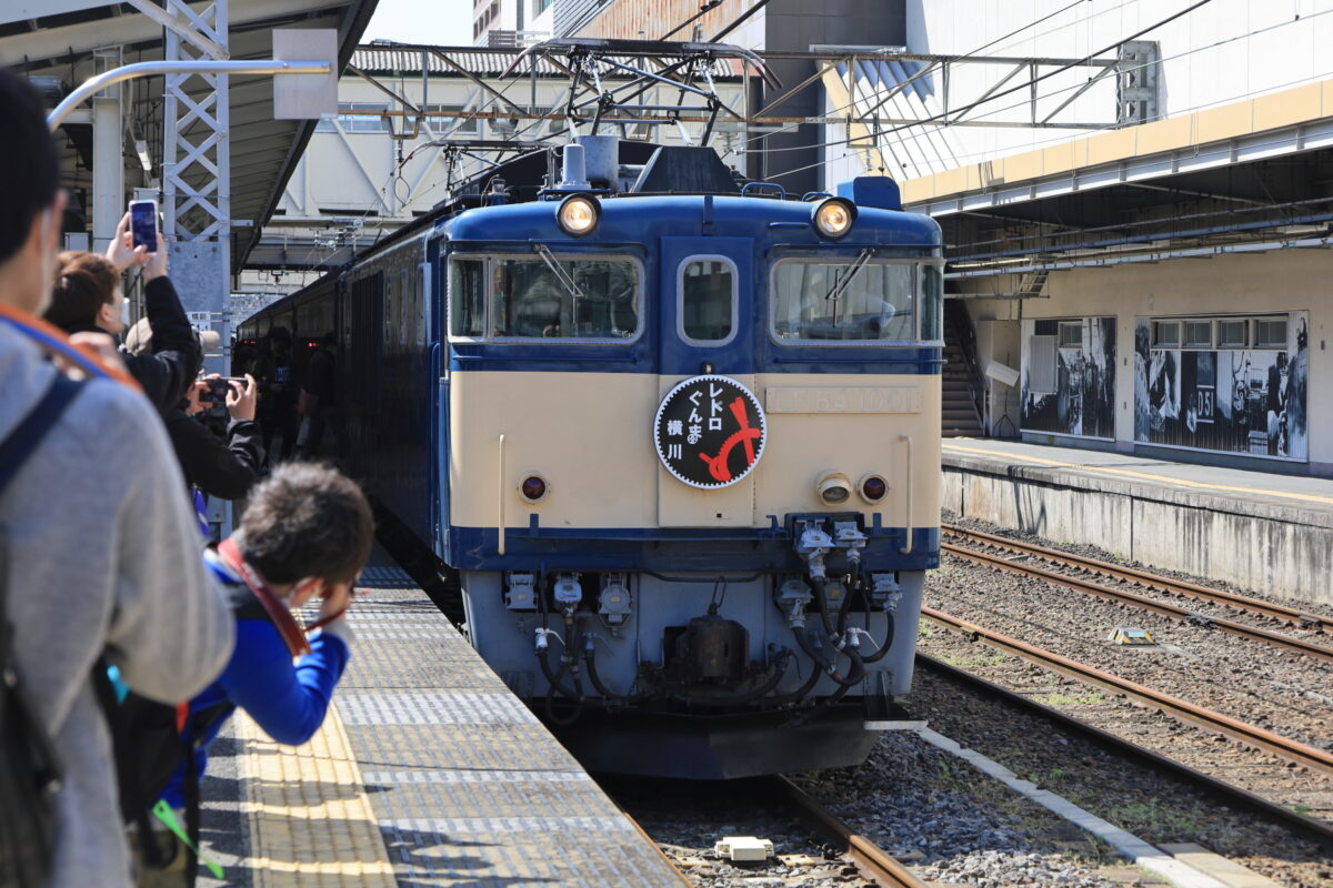「ELレトロぐんま横川」を牽引する電気機関車