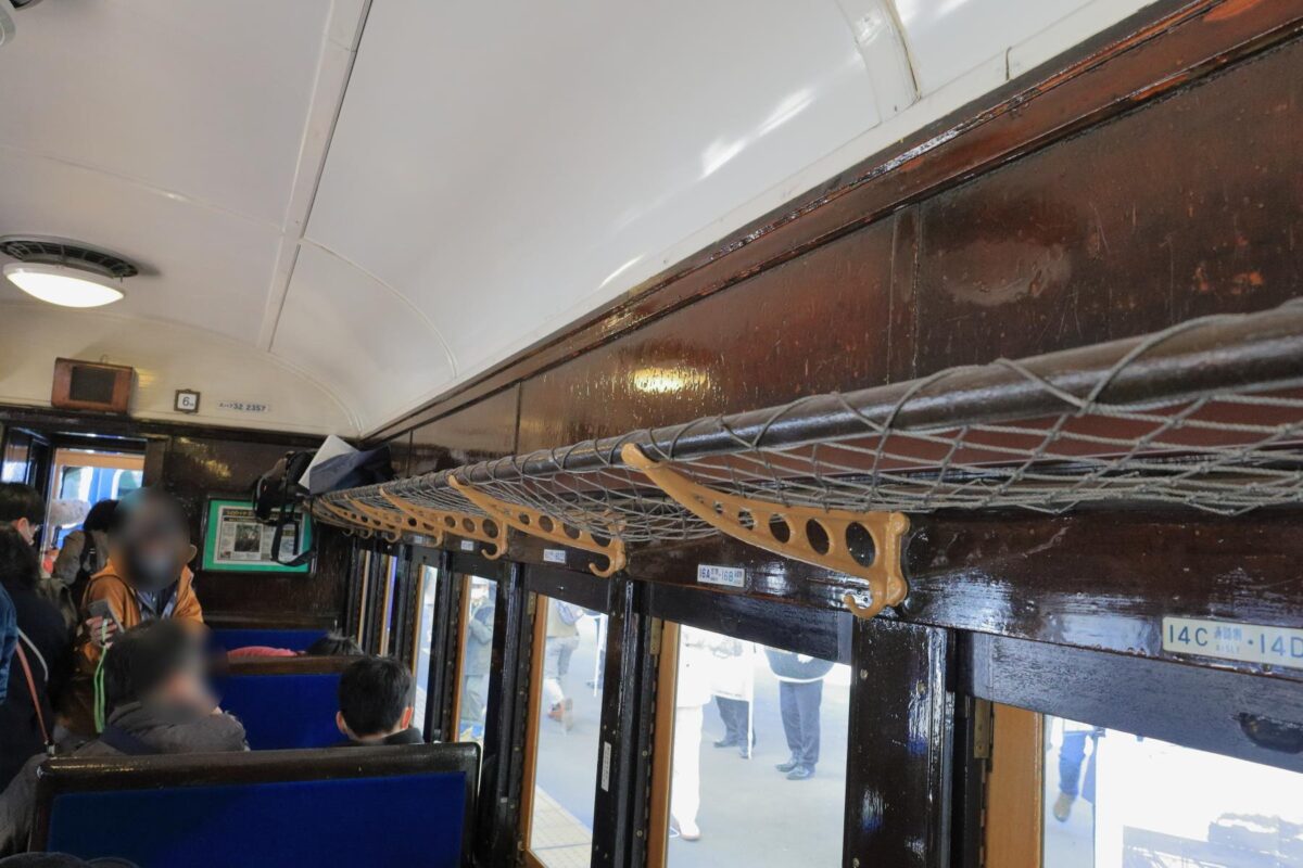 旧型客車の網棚と木の窓枠