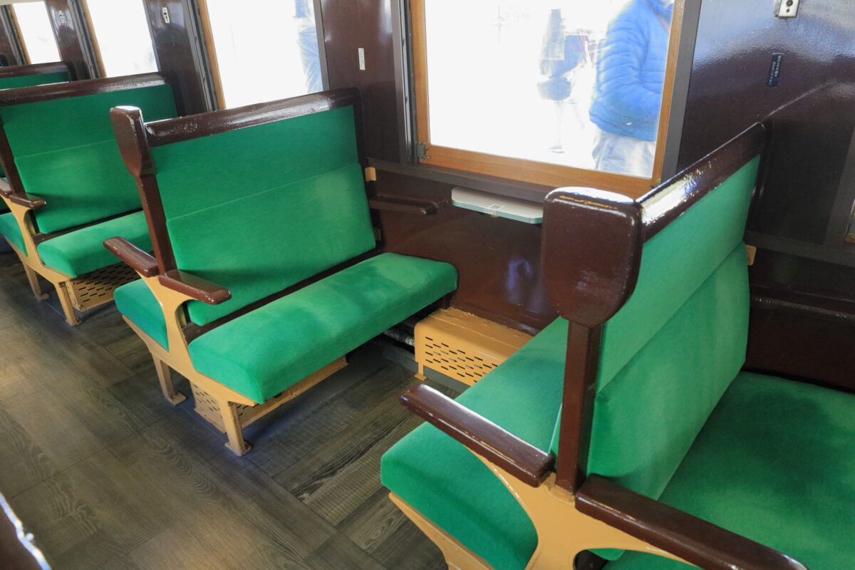 旧型客車のボックス席
