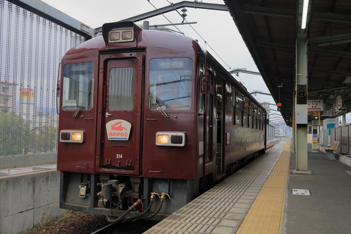桐生駅で発車を待つわたらせ渓谷鉄道の普通列車