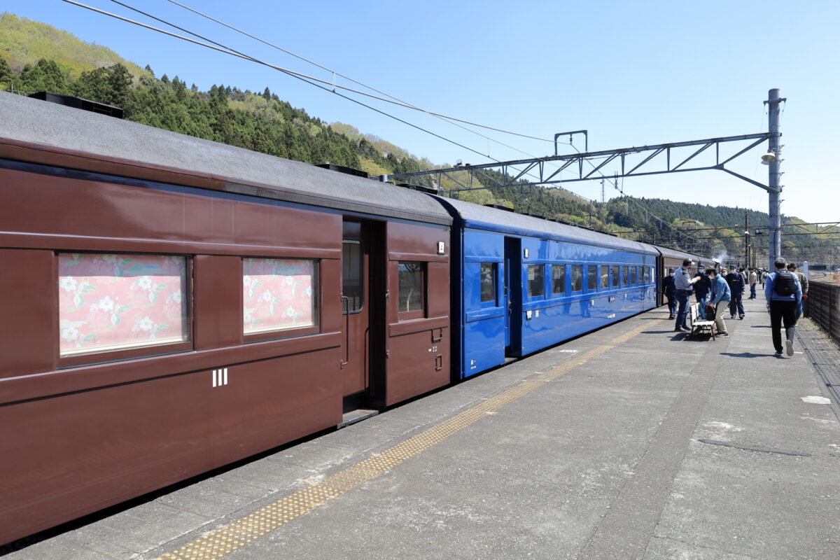 復路の発車まで横川駅のホームに留め置かれる「EL/SLレトロぐんま横川」