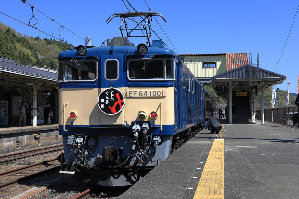 「ELレトロぐんま横川」を横川駅まで牽引してきた電気機関車「EF64 1001」