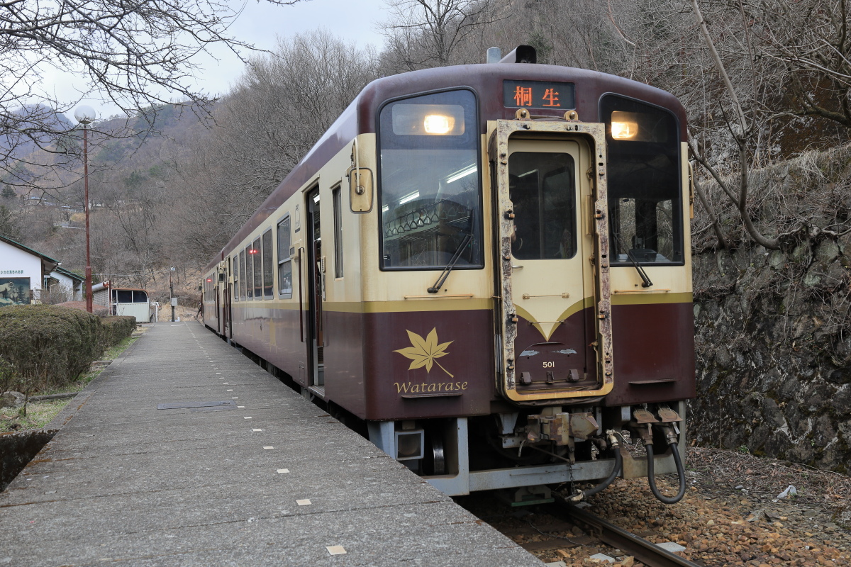 間藤駅で発車を待つ桐生行きの普通列車