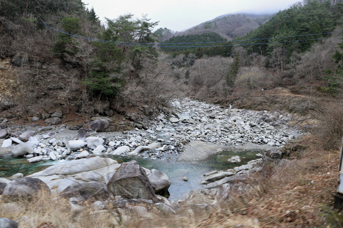 「トロッコわたらせ渓谷号」から眺める渡良瀬川の渓谷美