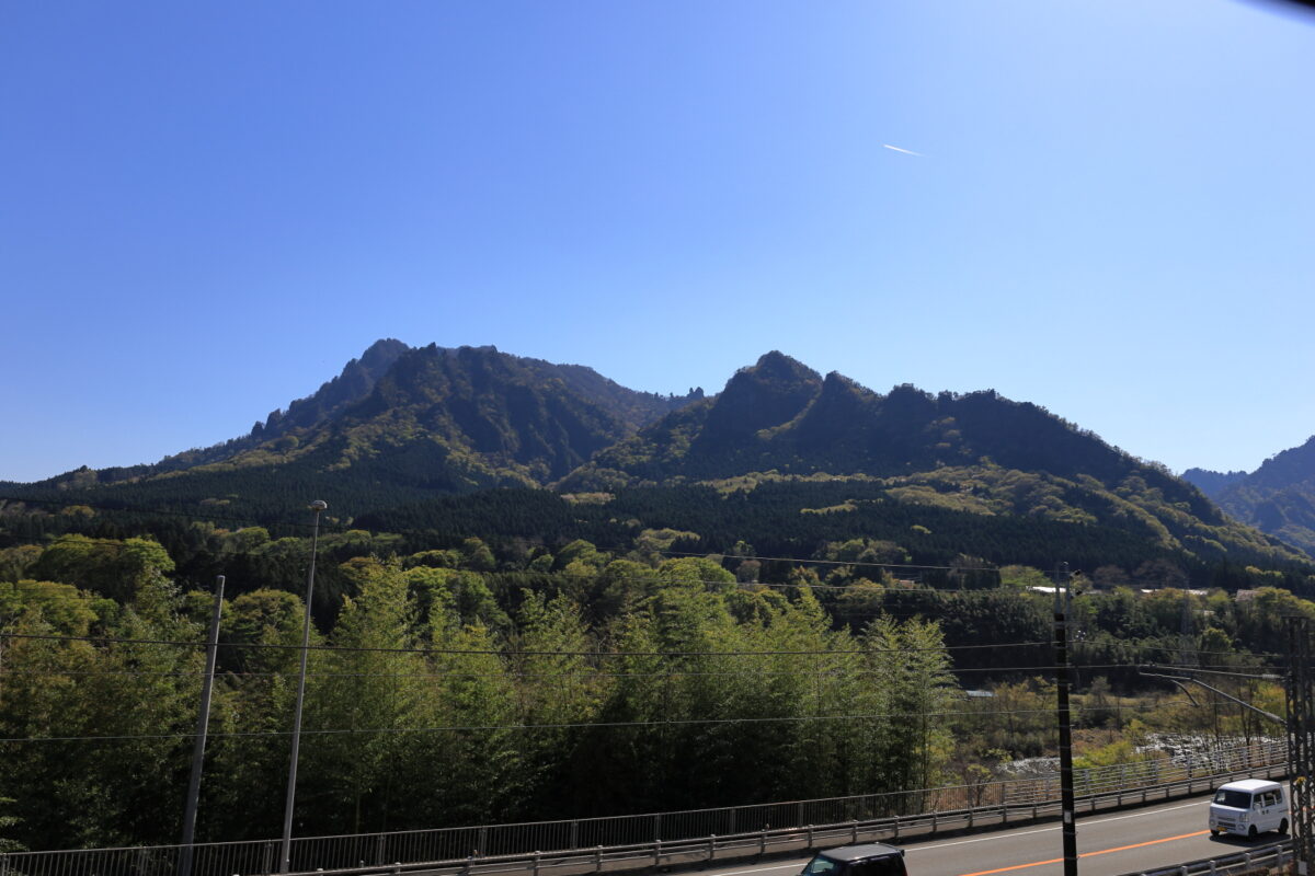 「SLレトロぐんま横川」横川駅発車直後に右側に見える妙義山