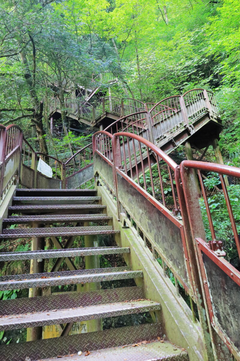 生瀬滝の展望台へ続く階段