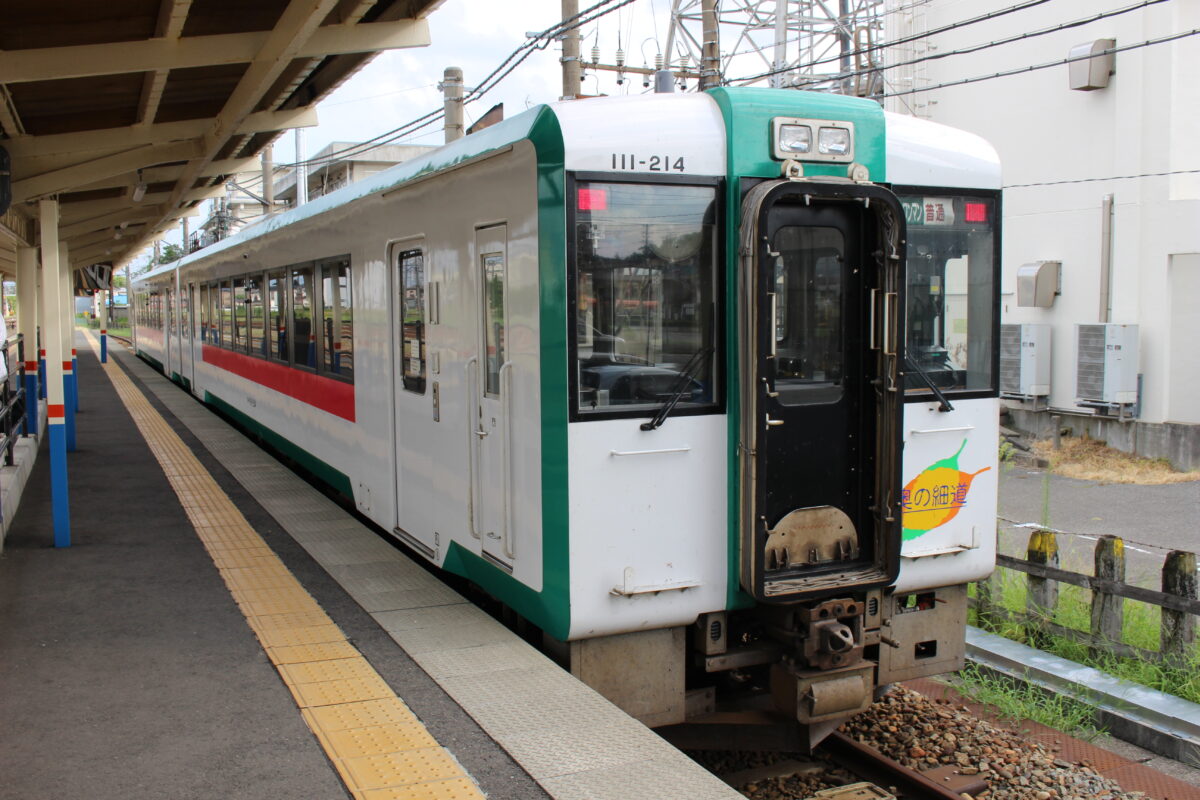 酒田駅で発車を待つ陸羽西線の気動車