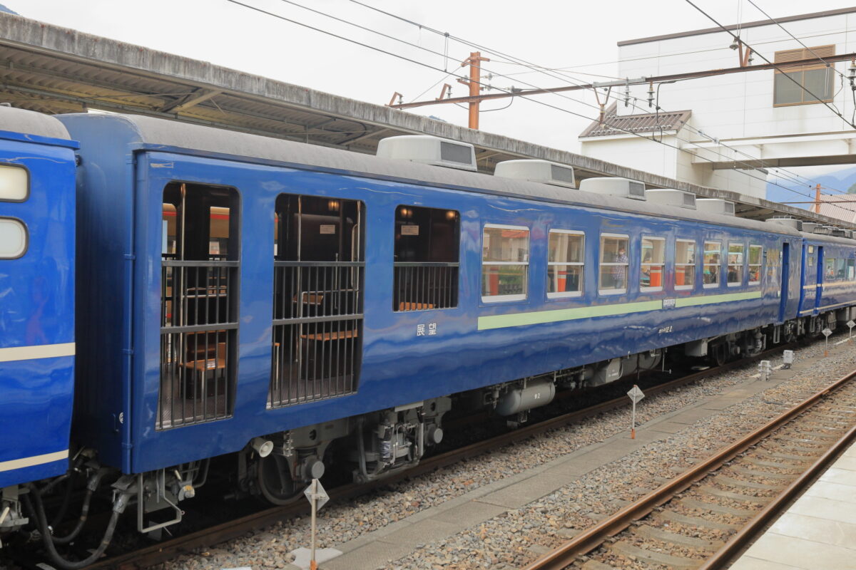 展望スペースが特徴的な「SL大樹」12系「展望車」