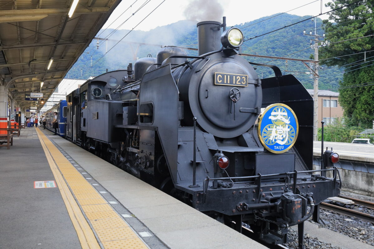 鬼怒川温泉駅で出発を待つ「C11形123号機」