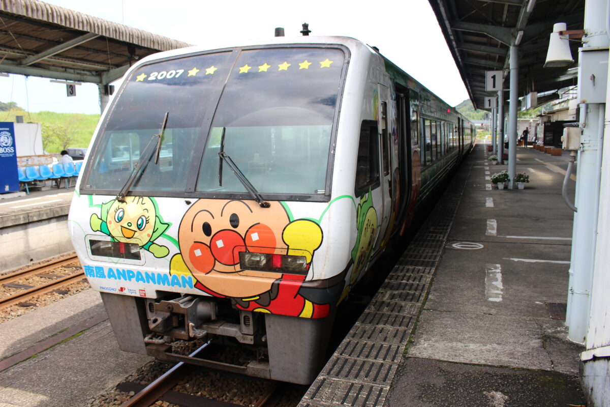 中村駅で発車を待つ特急「南風」