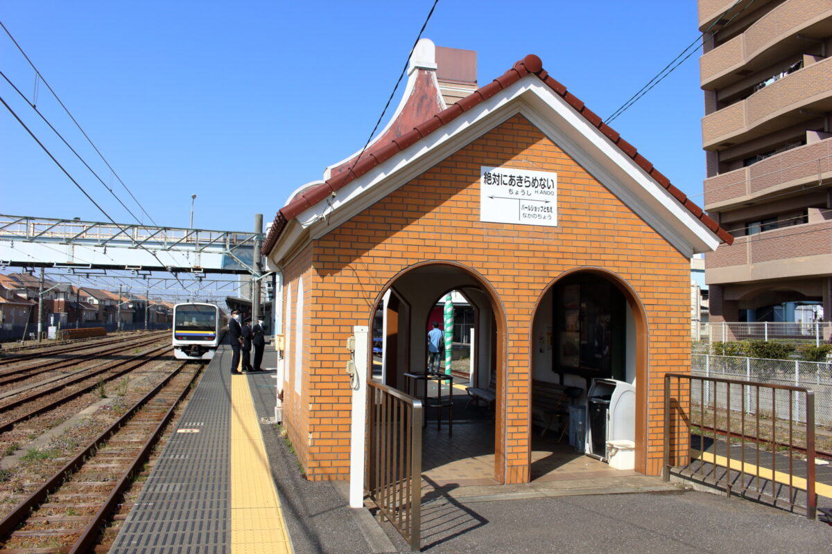 銚子駅ホーム上にあるJR線と銚子電鉄の乗り換え口にある建物