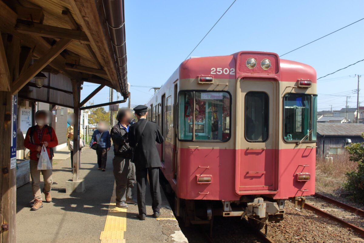 終点の外川駅に到着した銚子電鉄の電車