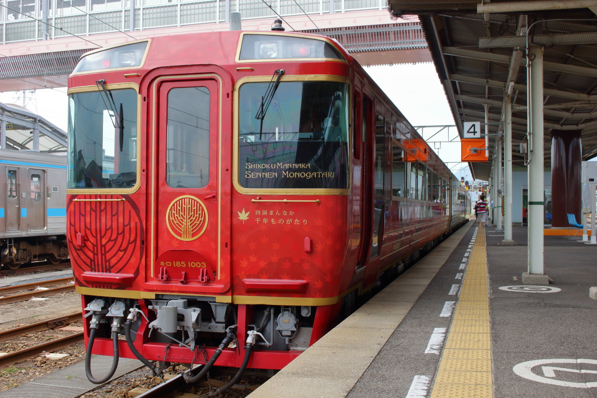 多度津駅で発車を待つ「四国まんなか千年ものがたり」