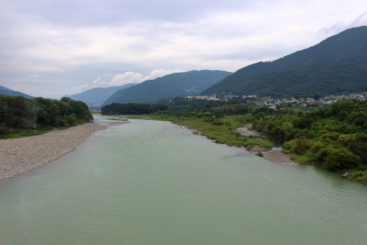 「四国まんなか千年ものがたり」の車窓から眺める雄大な吉野川の流れ