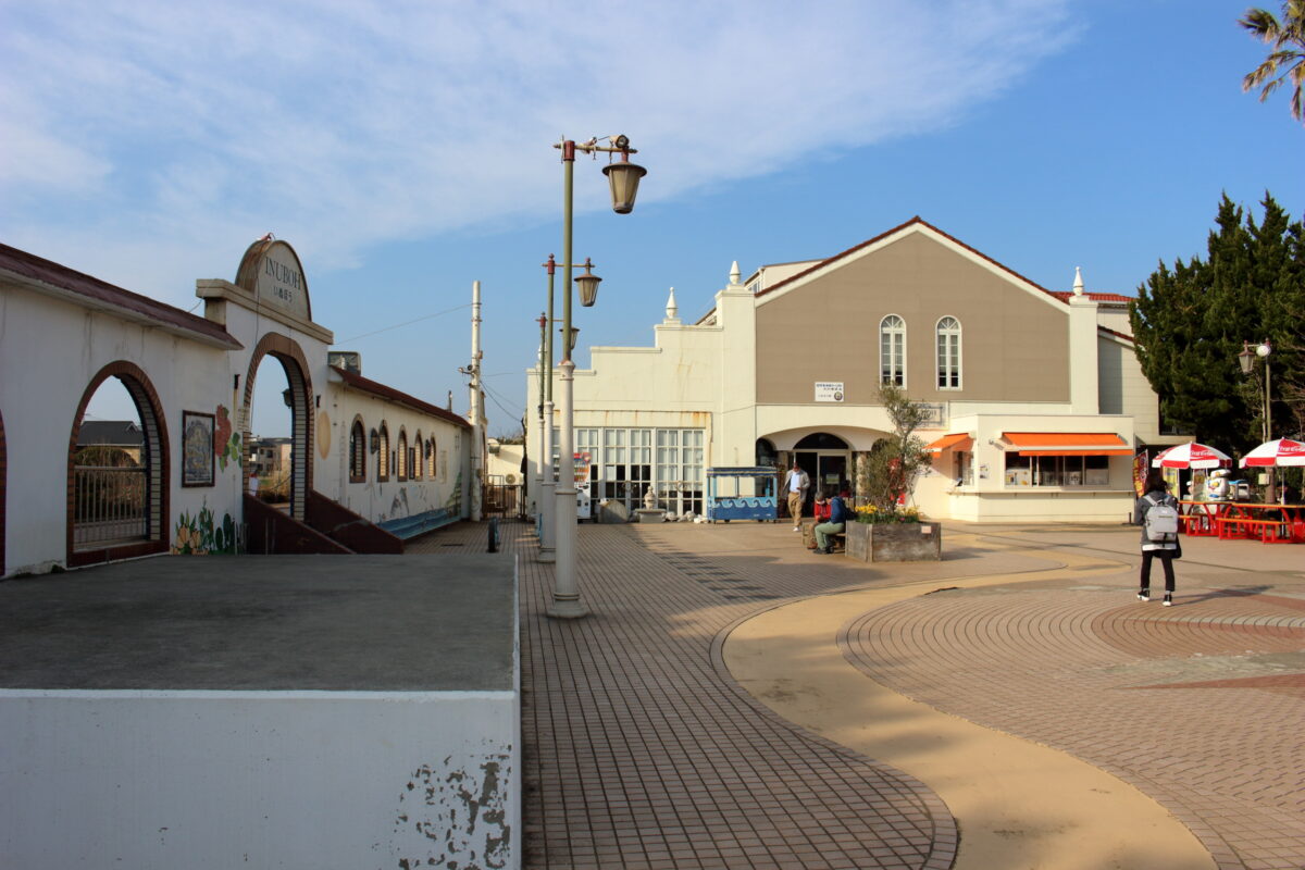 犬吠駅の駅前広場と駅舎