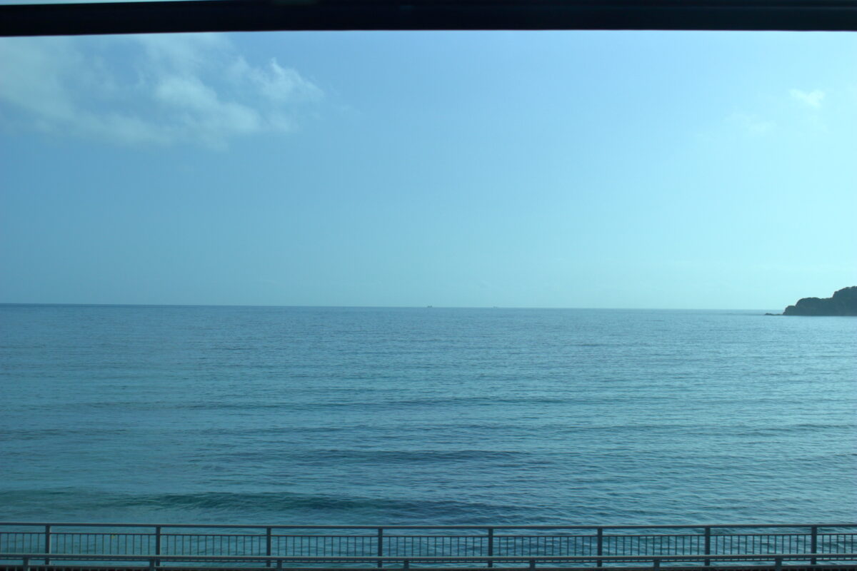 勝浦駅近くからの太平洋の車窓