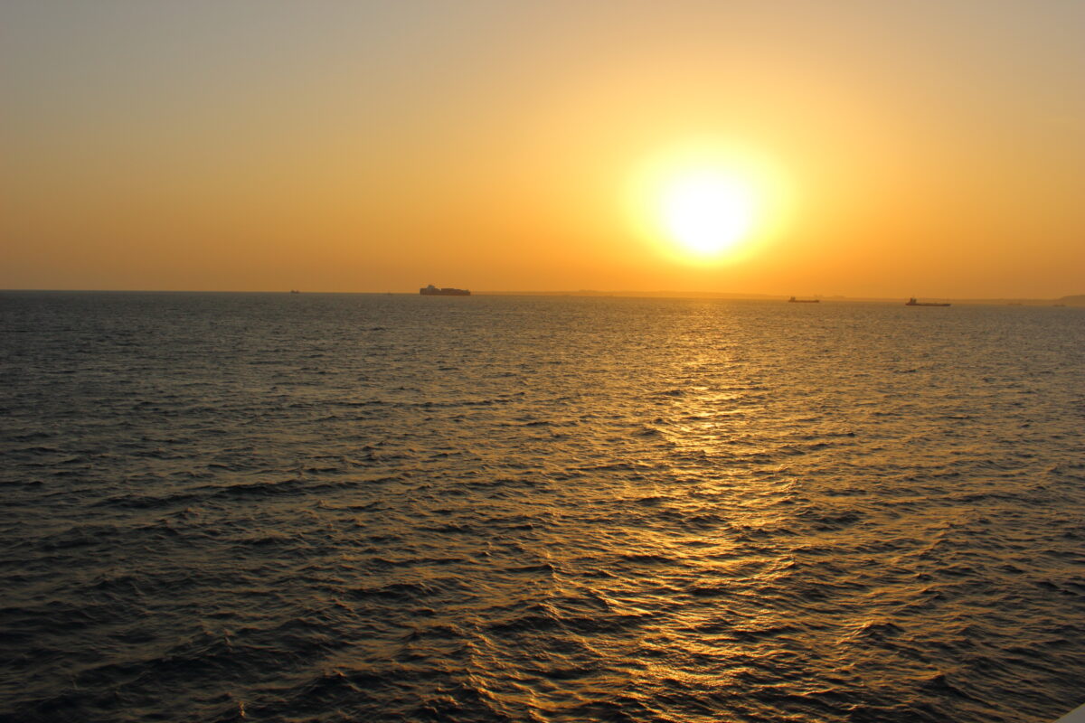 東京湾に沈む夕日をバックに行き来するたくさんの船たち
