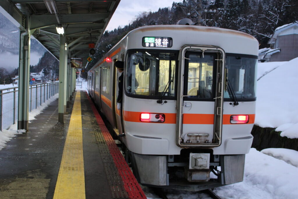 猪谷駅に到着した高山本線の普通列車