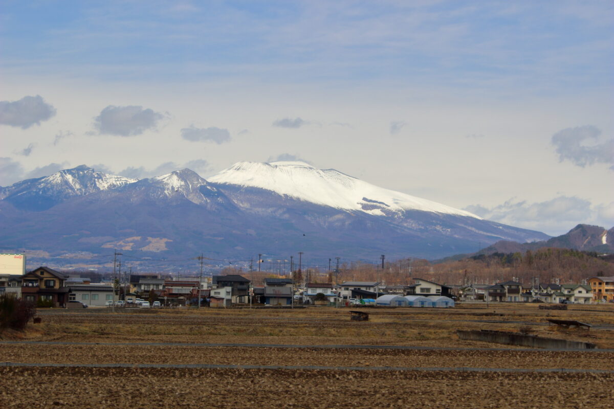 佐久平の向こうにそびえる浅間山