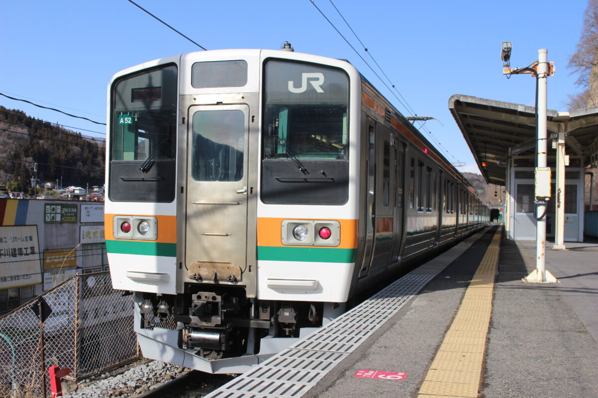 万座・鹿沢口駅で発車を待つ吾妻線の列車