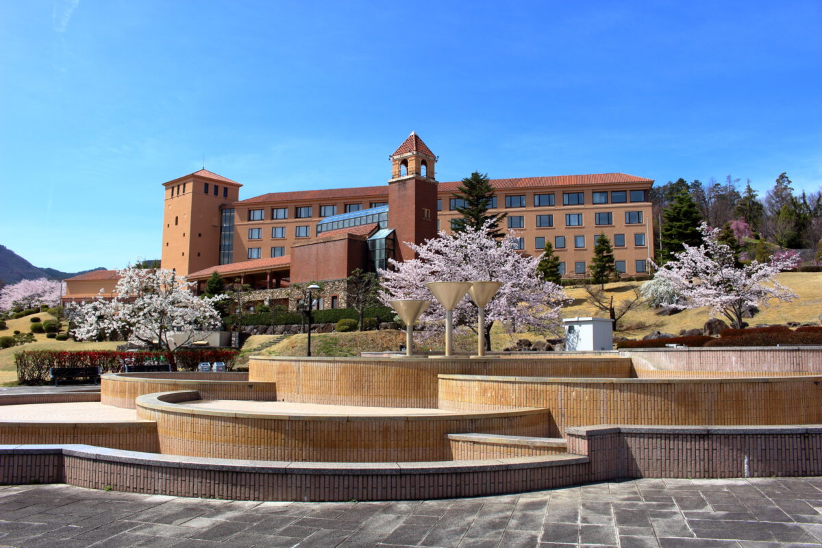 桜と青空が美しい「フルーツパーク富士屋ホテル」