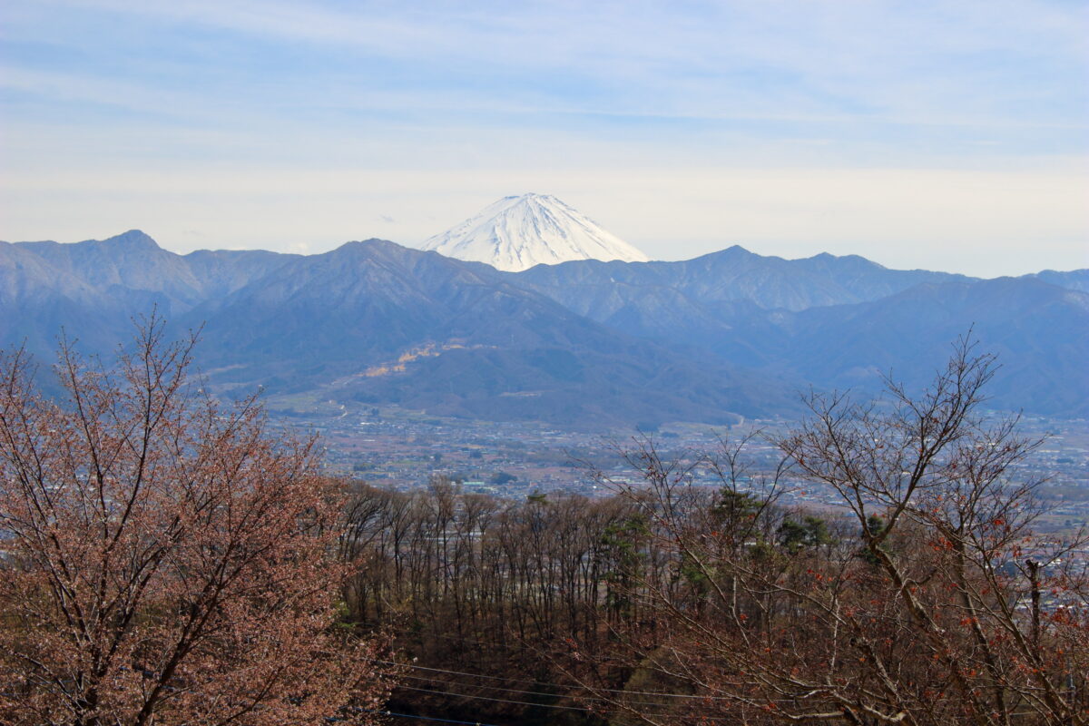 甲府盆地の向こうにそびえる富士山