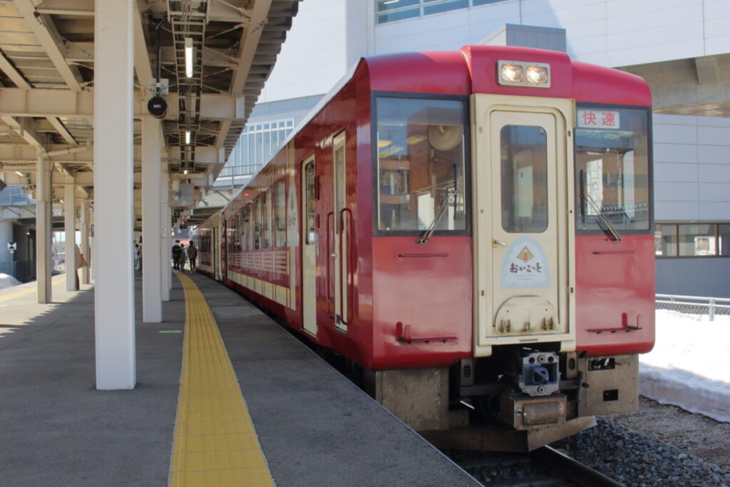 飯山駅に停車中の「おいこっと」