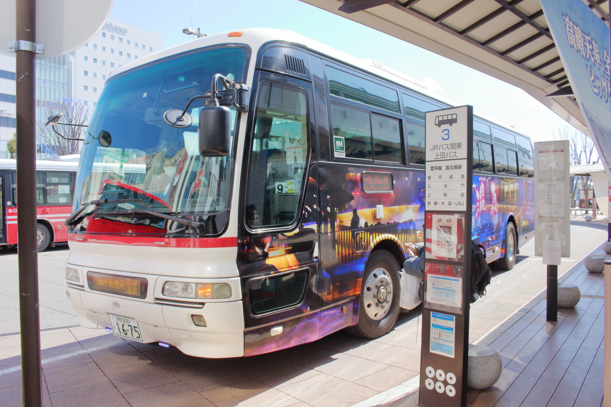上田駅バス停に停車している上田草津線の路線バス
