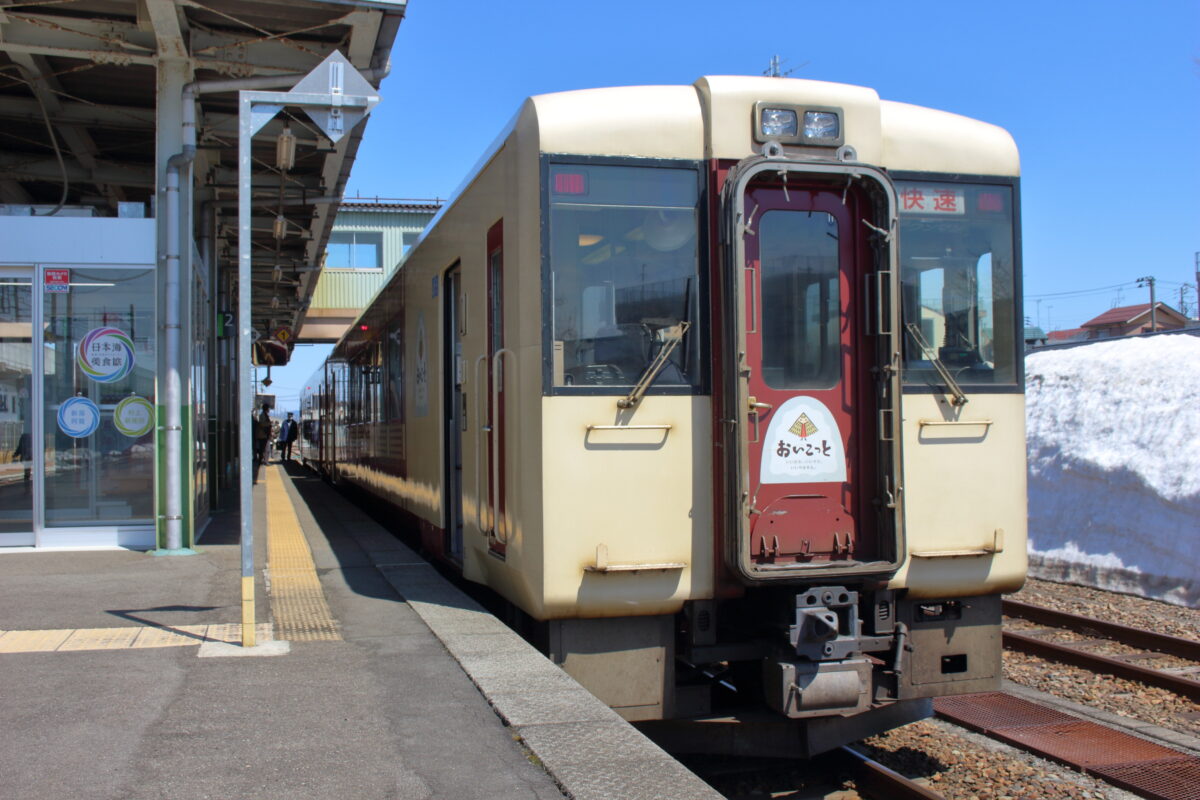 十日町駅に到着した観光列車「おいこっと」