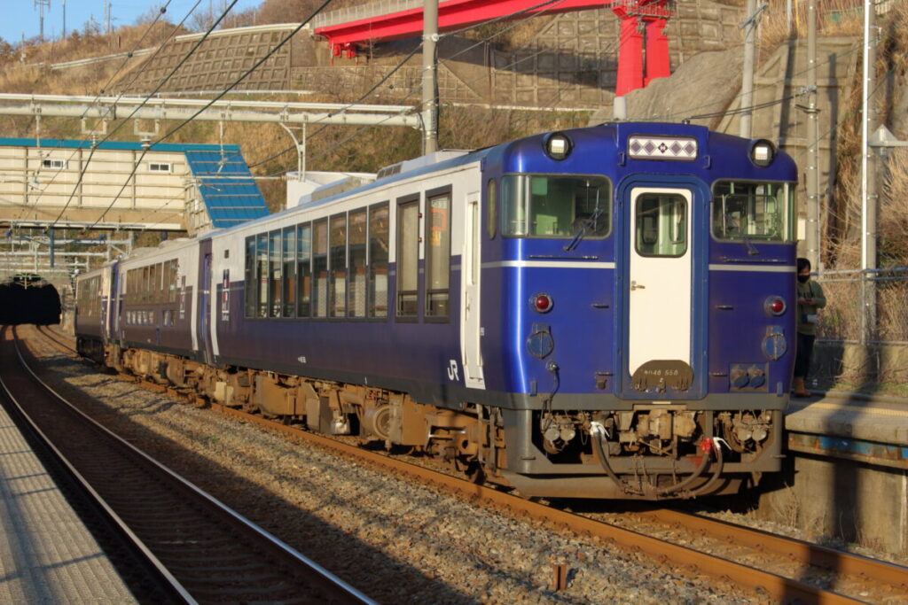 青海川駅に停車中の「越乃Shu*Kura」