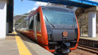 桑川駅に停車中の「海里」