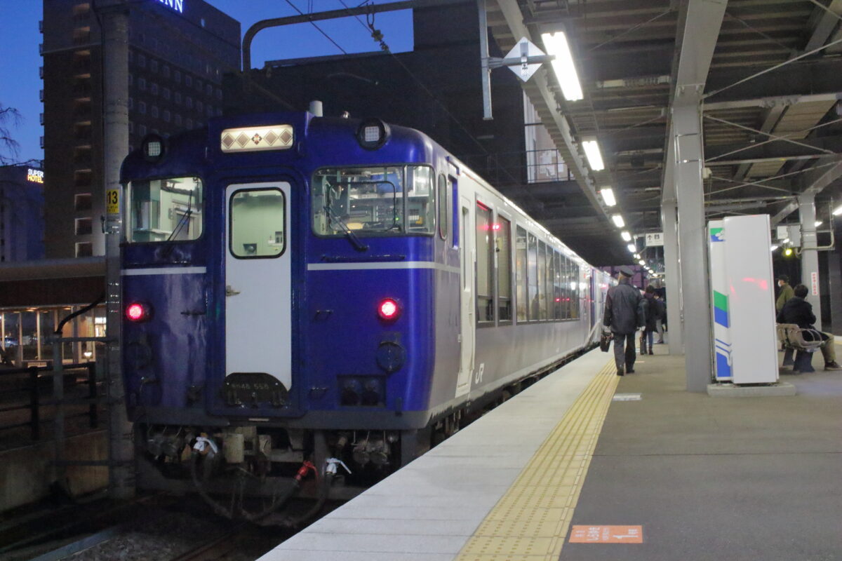 終点の上越妙高駅に到着した「越乃Shu*Kura」