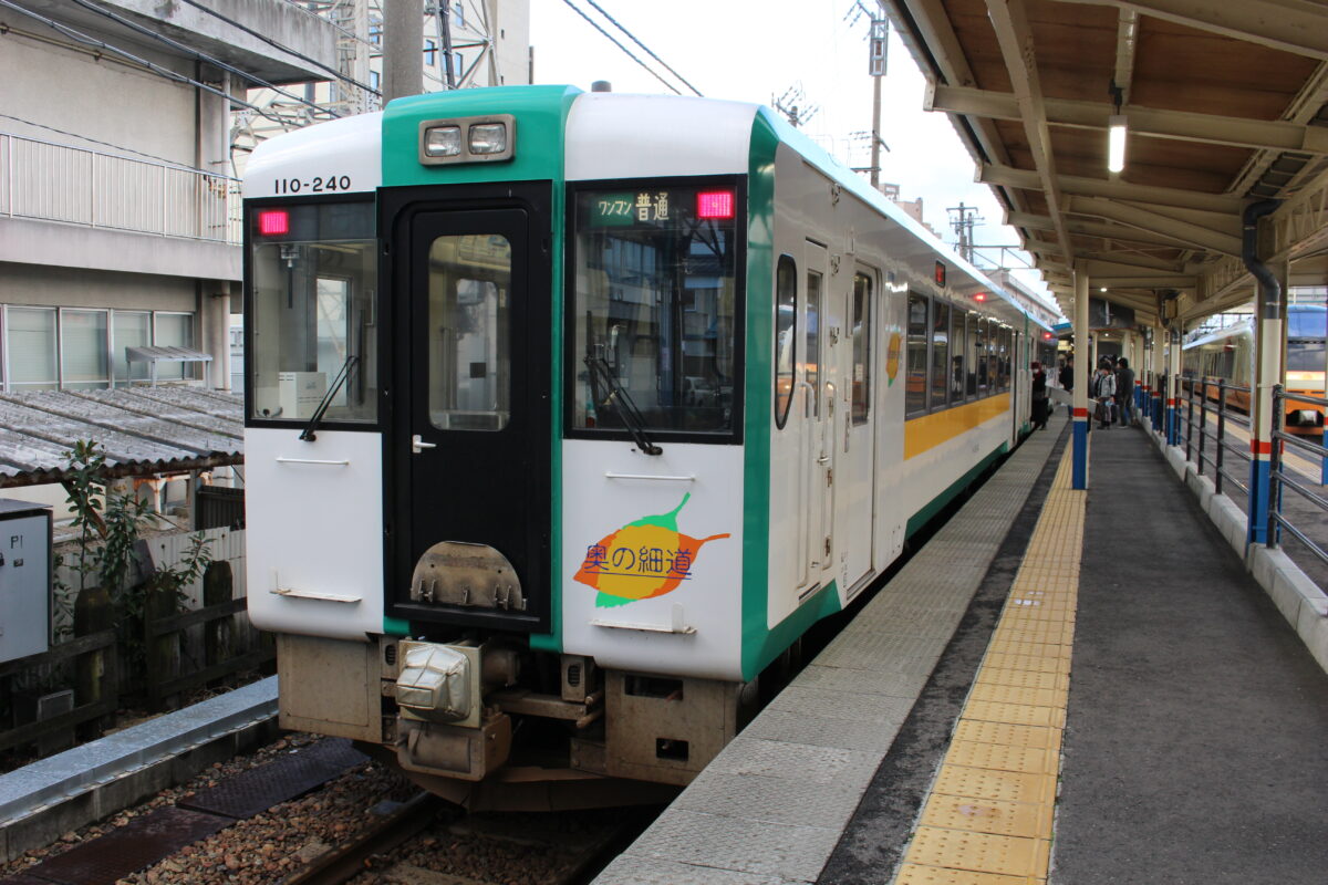 酒田駅で発車を待つ陸羽西線の列車